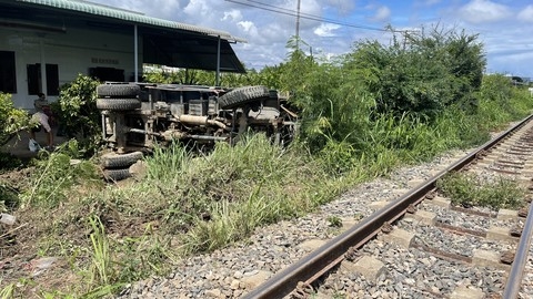 Tàu hoả húc văng xe ben, tài xế thoát chết thần kỳ