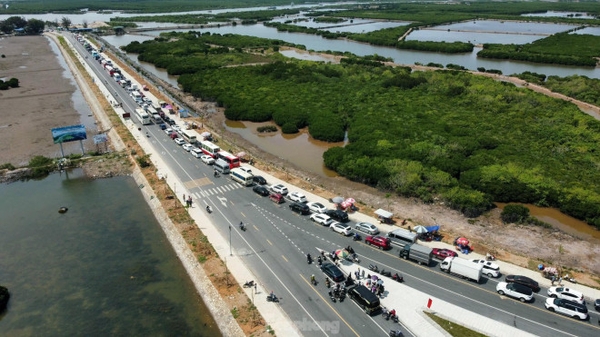 Bến phà quá tải, du khách vật vạ 4-5 giờ rời Cát Bà