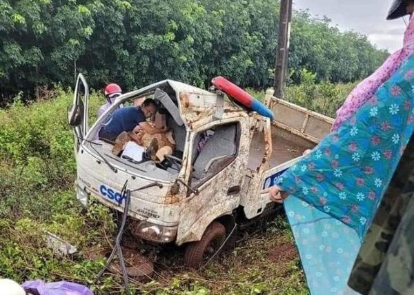 Xe chuyên dụng CSGT nổ lốp khiến một cán bộ trọng thương