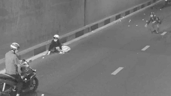 CLIP: Tiền bay khắp hầm chui ở Đà Nẵng, nhiều người nhặt trả cho khổ chủ