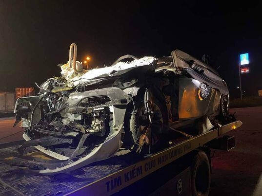 Ô tô con chui gầm xe container, 2 người chết, 2 người bị thương