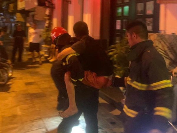 Cứu 2 người mắc kẹt trong đám cháy nhà dân trên phố Cầu Gỗ