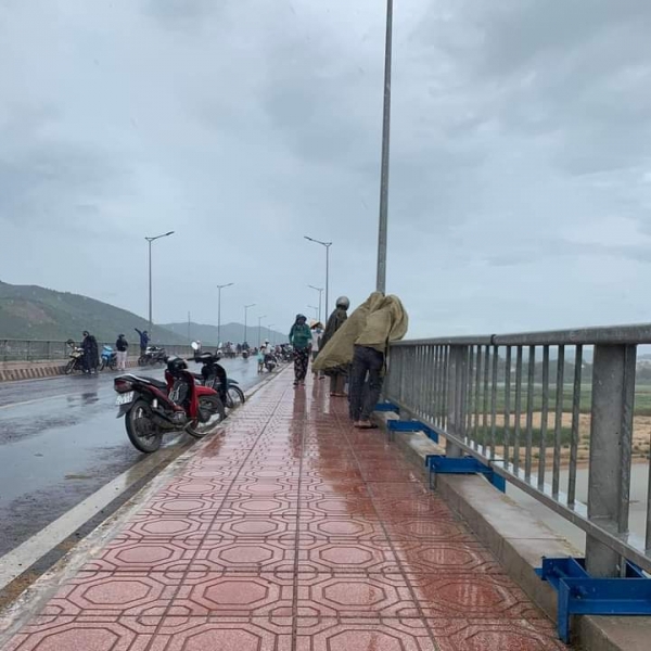 Đang nhậu với bạn, nam thanh niên nhảy cầu tự tử