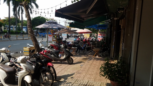 TP.HCM: Lạnh tóc gáy thanh niên bị truy đuổi chém tới tấp trên đường