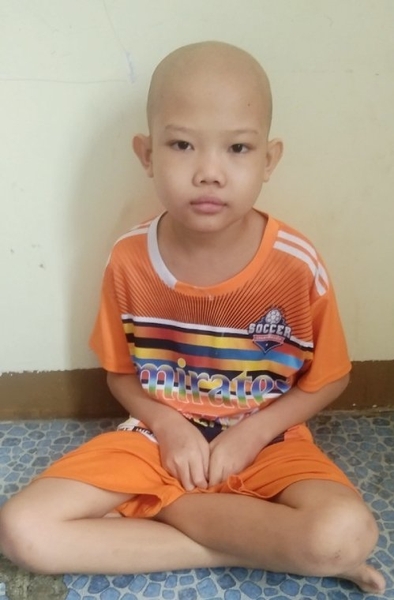 Cậu bé kiên cường chiến đấu với ung thư máu