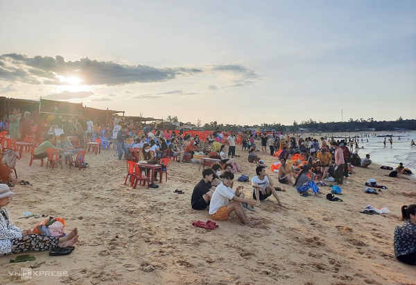 Người dân đổ xuống biển tắm giải nhiệt