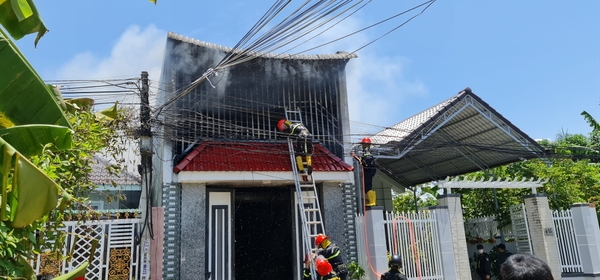 Ninh Thuận: Đang giải cứu 3 mẹ con bị mắc kẹt trong căn nhà cháy