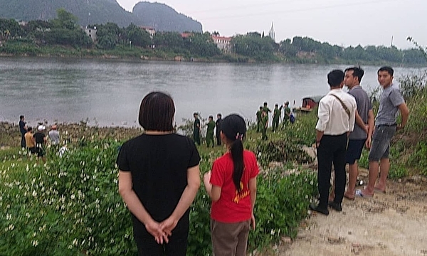 Hai bé trai gặp nạn trên sông