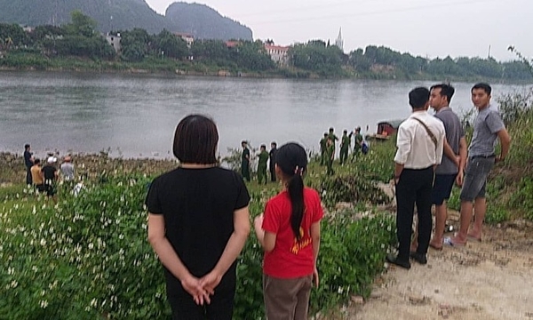 Hai bé trai gặp nạn trên sông