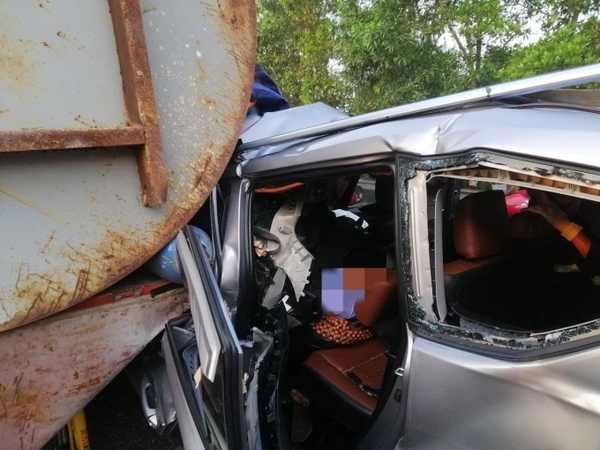 Giải cứu tài xế trong ôtô bẹp dúm