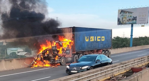 Xe đầu kéo bốc cháy trên cao tốc TP HCM - Long Thành