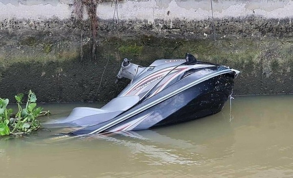 Môtô nước tông sà lan, hai người tử vong