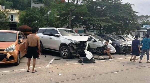 Xe bán tải đâm liên hoàn hơn 10 ôtô