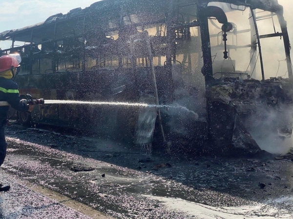 Xe khách cháy trơ khung trên đại lộ Thăng Long