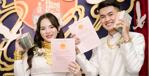 Cô dâu chú rể miền Tây nhận quà cưới 25 cây vàng, sổ hồng nhà 18 tỉ: 'Mẹ cho tôi hành trang'