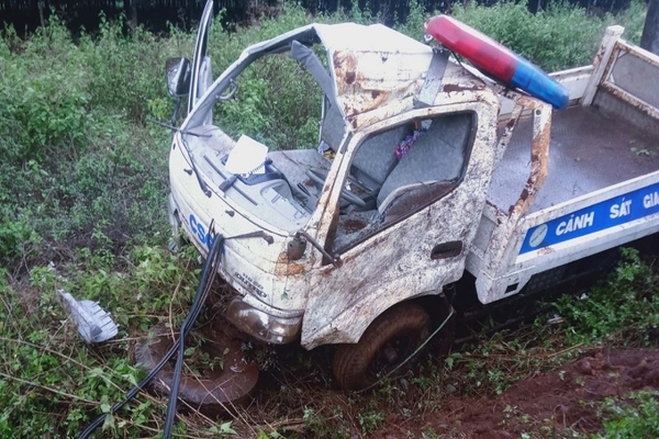 Ôtô CSGT gặp nạn