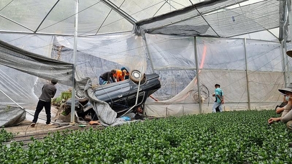 Xế hộp lao xuống vực sâu, nạn nhân cố lết đi tìm trợ giúp