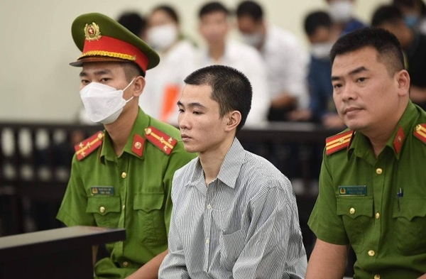 Ông nội bé gái bị đóng đinh vào đầu đề nghị điều tra người mẹ