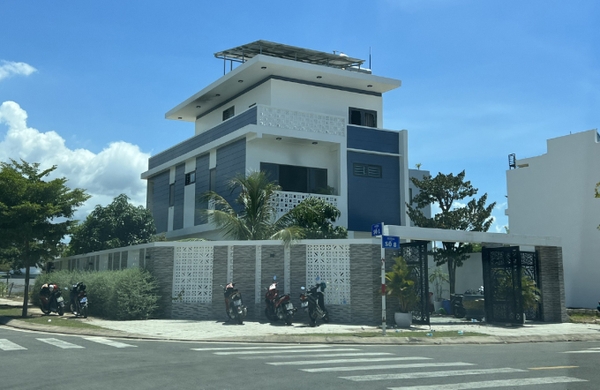 Người đàn ông gục bên vũng máu trong căn nhà cháy