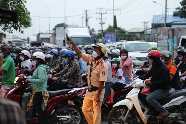 Cửa ngõ TP HCM, Hà Nội ùn tắc vì dòng người về quê