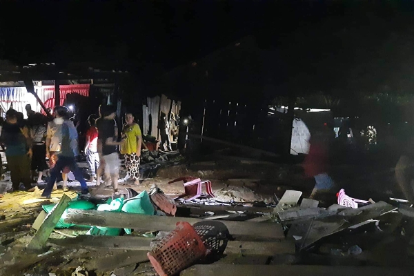 Xe tải lao vào nhà dân khiến ba người chết