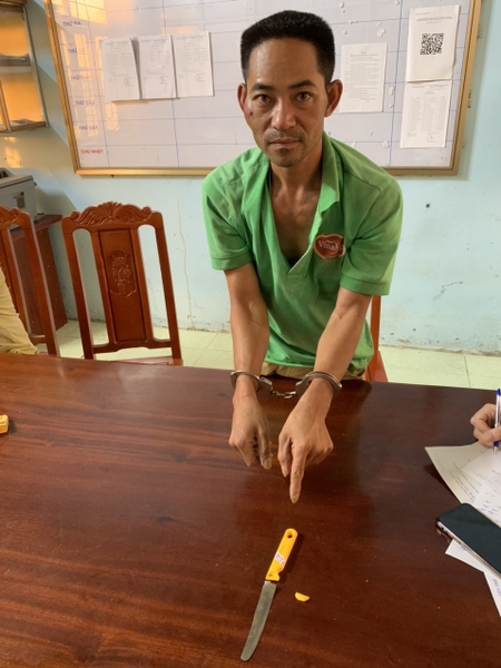 Bị yêu cầu kiểm tra, tài xế xe tải chạy vào nhà dân lấy dao đâm CSGT