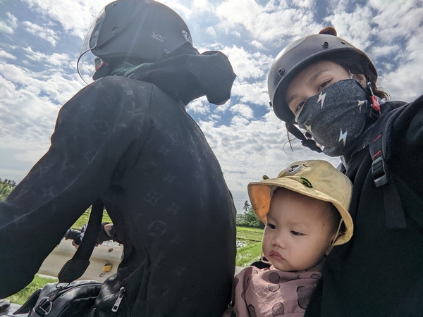 Cha mẹ đưa con 17 tháng tuổi đi phượt bằng xe máy: Cư dân mạng ào ào xin kinh nghiệm