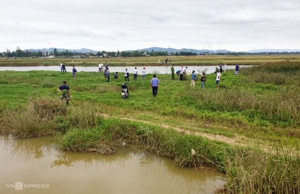 Thi thể người đàn ông bị trói chân tay nổi trên sông