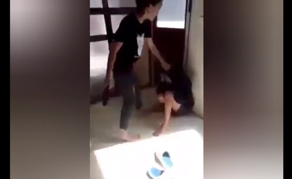 Nghệ An: Một nữ sinh bị đánh hội đồng, lột đồ