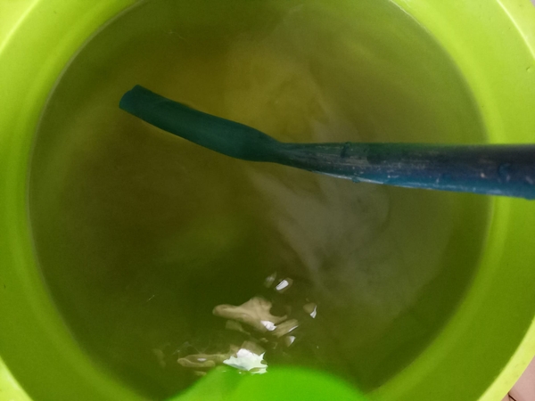 Người dân bất bình vì nước máy bẩn, có mùi tanh