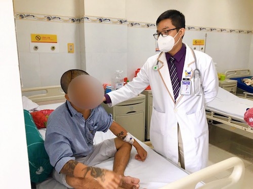 Hôn mê sâu, xuất huyết não sau khi tắm hồ bơi