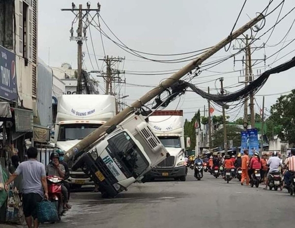 Trụ điện đè ôtô