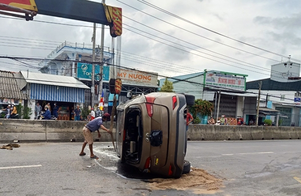 Ôtô lộn nhào trên quốc lộ 1A