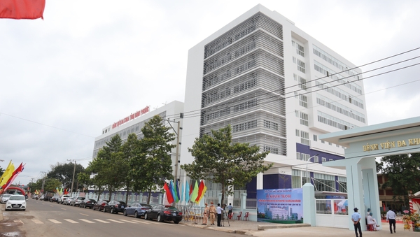 Một bệnh nhân nghi rơi lầu Bệnh viện đa khoa Bình Phước tử vong