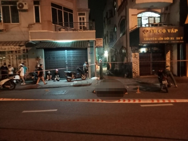 TP.HCM: Người đàn ông tử vong úp mặt trên đường, nghi bị đâm