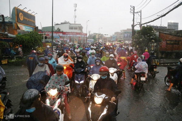 Trung tâm TP HCM ngập sau mưa lớn