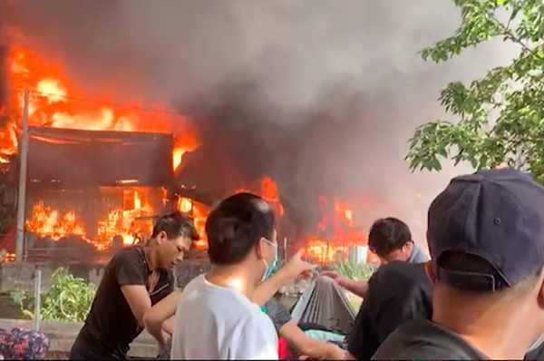 Cháy ở làng sản xuất chăn ga gối đệm