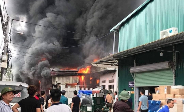 Cháy hai xưởng sản xuất khẩu trang