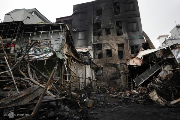 Cháy 10 cửa hàng ở Hà Nội