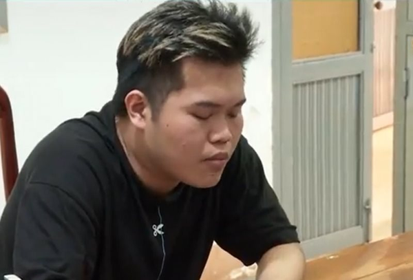 Bé gái 'thế chấp' 4 clip và ảnh 'nóng' của mình để vay tiền