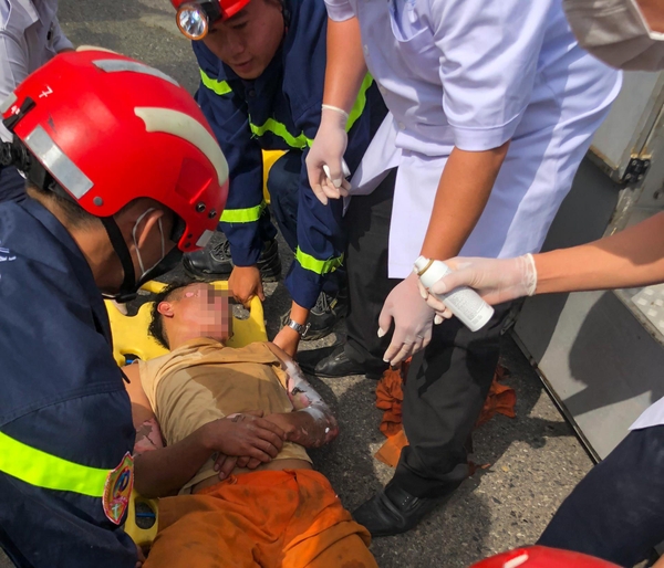 Đà Nẵng: Giải cứu thợ điện 20 tuổi bị điện giật, mắc kẹt trên trụ điện