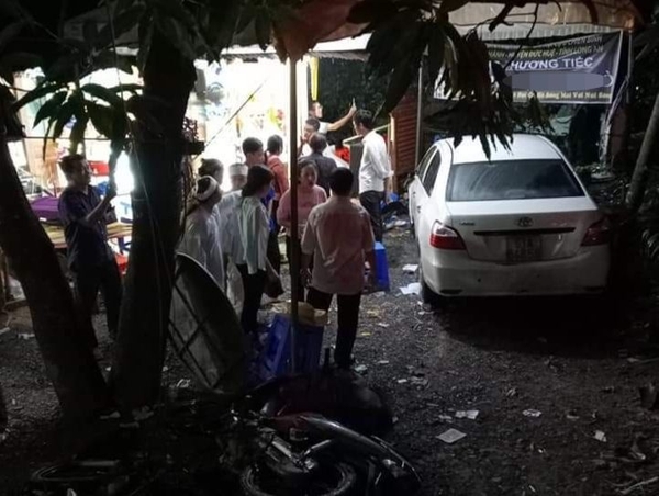 Long An: Ô tô lao vào đám tang ven đường, 7 người bị thương