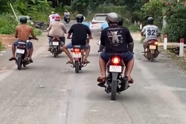 Nữ tài xế say xỉn gây tai nạn rời hiện trường, người dân bức xúc đuổi theo