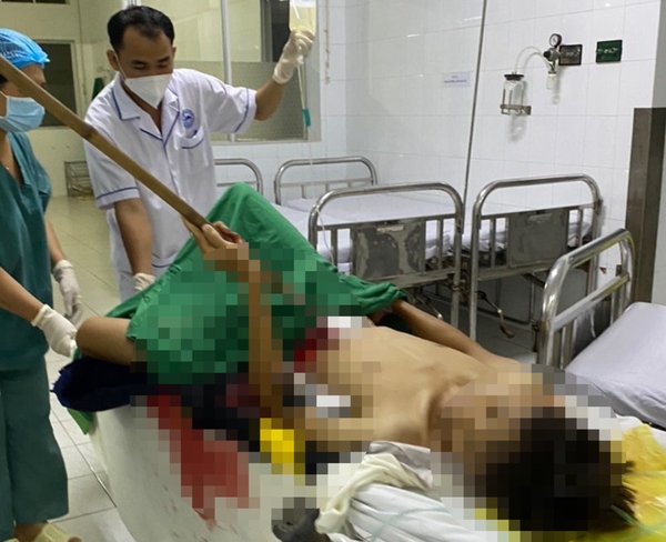 Cấp cứu nam thanh niên bị dao cạo mủ đâm thủng bụng
