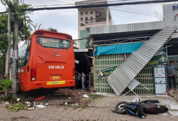 Ôtô 45 chỗ lao vào quán cà phê