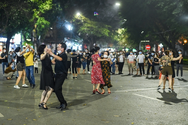 Phố đi bộ Hà Nội: Nơi sầm uất, chỗ đìu hiu