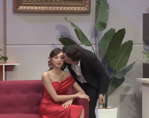 Trường Giang gây tranh cãi vì 'cưỡng hôn' bạn diễn nữ