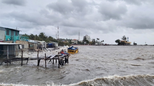 Sóng đánh lật ghe, 2 người mất tích ở Phú Quốc: Tìm thấy thi thể người cha