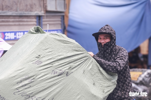 Ngoài trời hơn 55 độ C, người dân thủ đô nhọc nhằn mưu sinh trong nắng 'như đổ lửa'