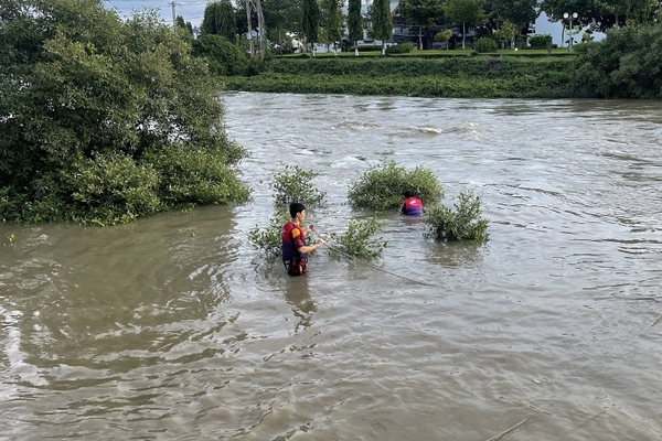 Bốn người bị nước cuốn